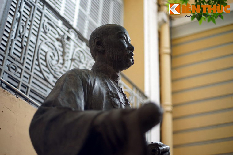 Ông Quách Đàm qua đời năm 1927, lúc chợ chưa xây xong. Sau khi chợ Bình Tây hoạt động, khu đài thờ và bức tượng của ông đã được hoàn tất theo ý nguyện và được khánh thành vào ngày 14/3/1930.