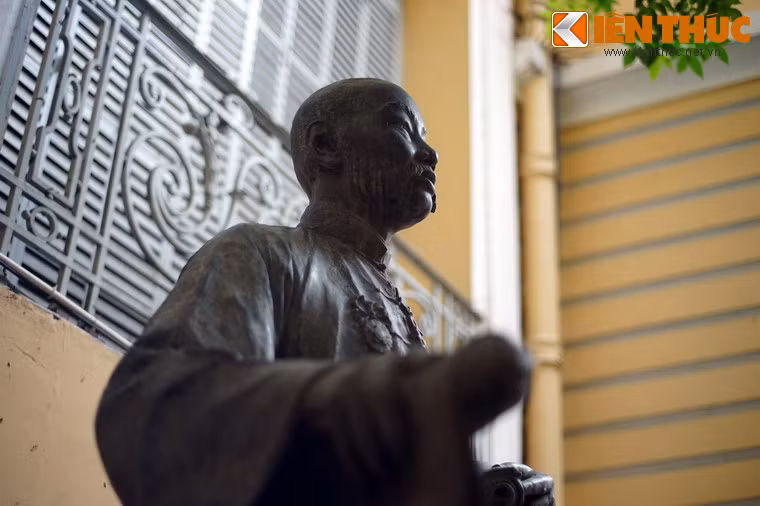 Ông Quách Đàm qua đời năm 1927, lúc chợ chưa xây xong. Sau khi chợ Bình Tây hoạt động, khu đài thờ và bức tượng của ông đã được hoàn tất theo ý nguyện và được khánh thành vào ngày 14/3/1930.