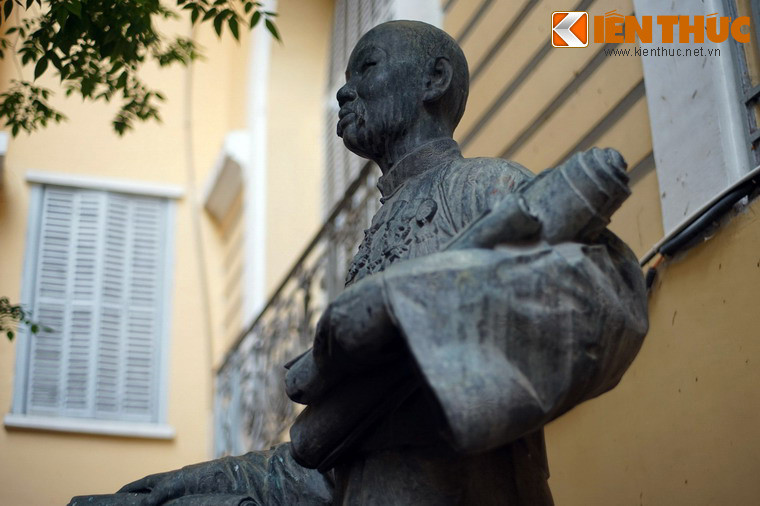 Đổi lại việc xây chợ, ông xin xây dựng mấy dãy phố lầu xung quanh chợ và dựng đài thờ cùng tượng mình ở chính giữa chợ sau khi ông qua đời.