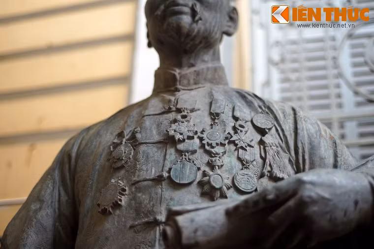 Ngực thương gia Quách Đàm gắn rất nhiều huy chương do chính quyền đương thời trao tặng vì những đóng góp của ông.