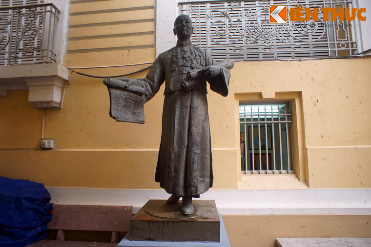 Sân sau Bảo tàng Mỹ thuật Thành phố Hồ Chí Minh là nơi đang lưu giữ một bức tượng có lịch sử khá đặc biệt với tuổi đời gần 100 năm. Đó là tượng ông Quách Đàm, một thương gia giàu có, là người có công xây dựng nên chợ Bình Tây nổi tiếng của Sài Gòn - Chợ Lớn.