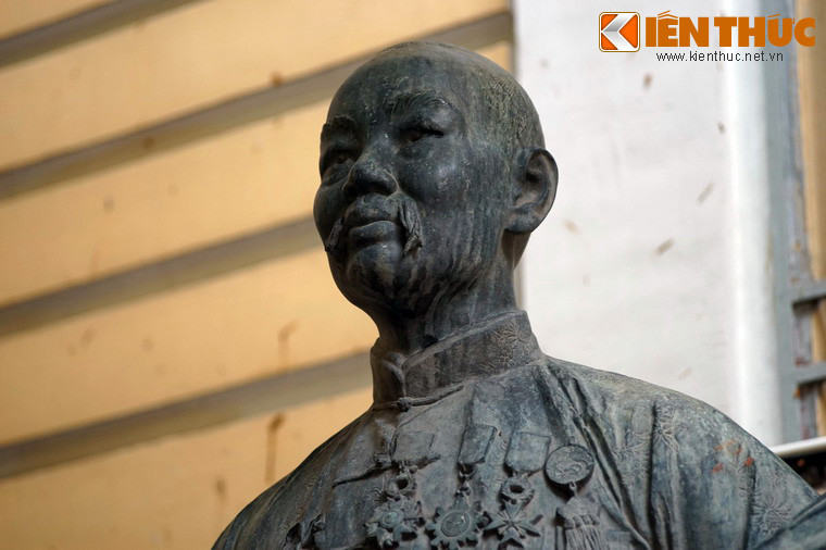 Hay tin, ông Quách Đàm bỏ tiền ra mua mảnh đất sình lầy rộng trên 25.000m2 ở thôn Bình Tây và cho san lấp mặt bằng, xây dựng chợ mới bằng bê tông cốt thép tặng nhà cầm quyền, chính là chợ Bình Tây ngày nay.