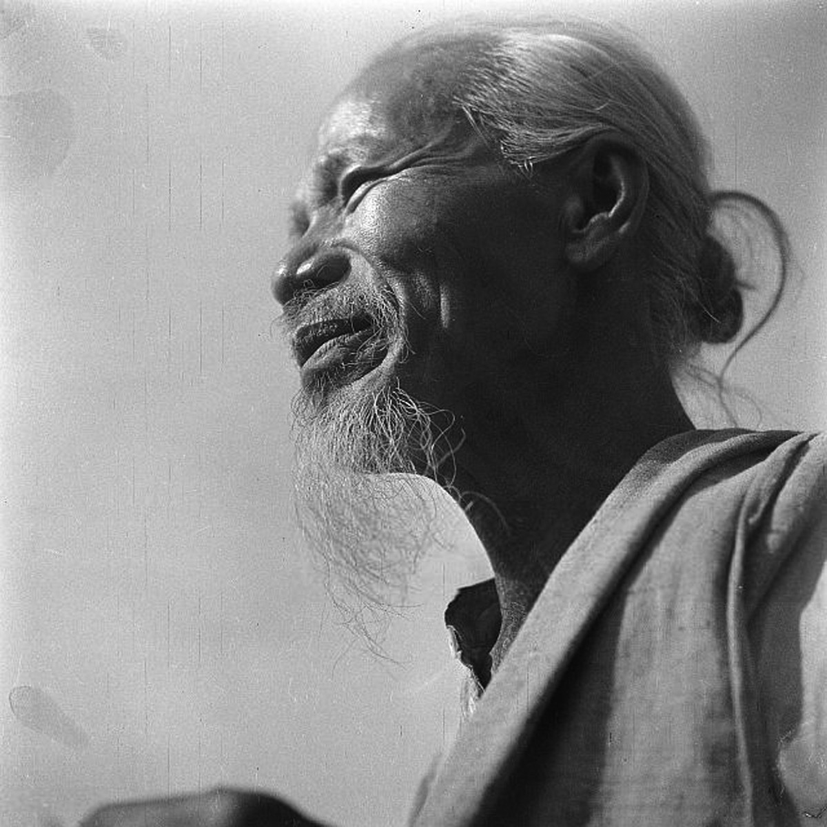 Một cụ ông đẹp lão. Ảnh: Michel Huet/ Gamma-Rapho.