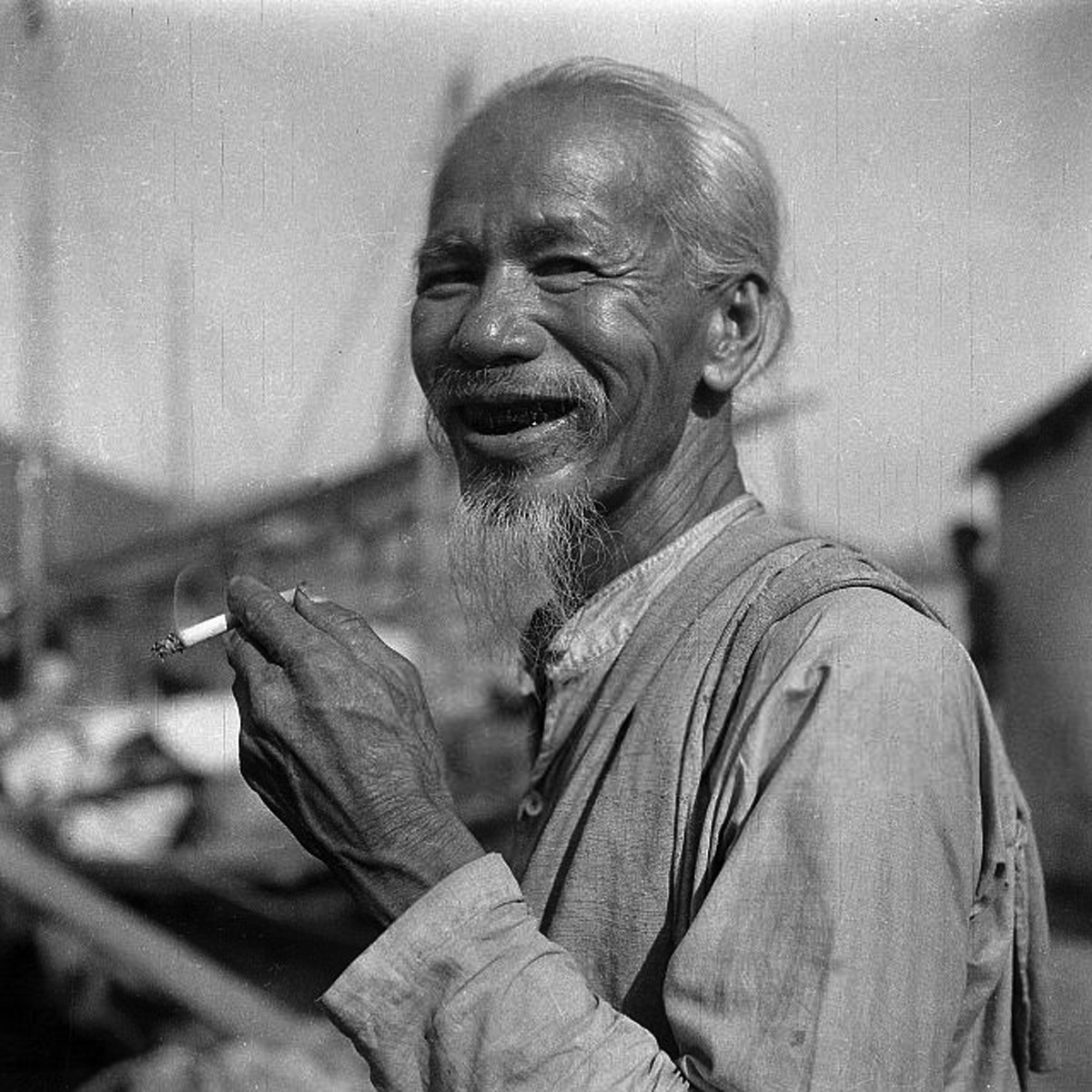 Cụ ông hút thuốc. Ảnh: Michel Huet/ Gamma-Rapho.