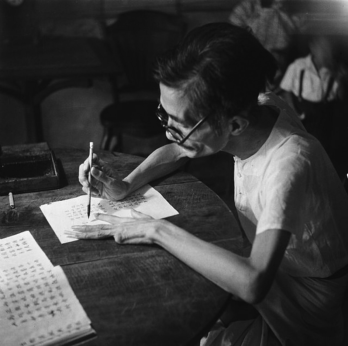 Một ông đồ viết thơ chữ Hán. Ảnh: Michel Huet /Gamma-Rapho.