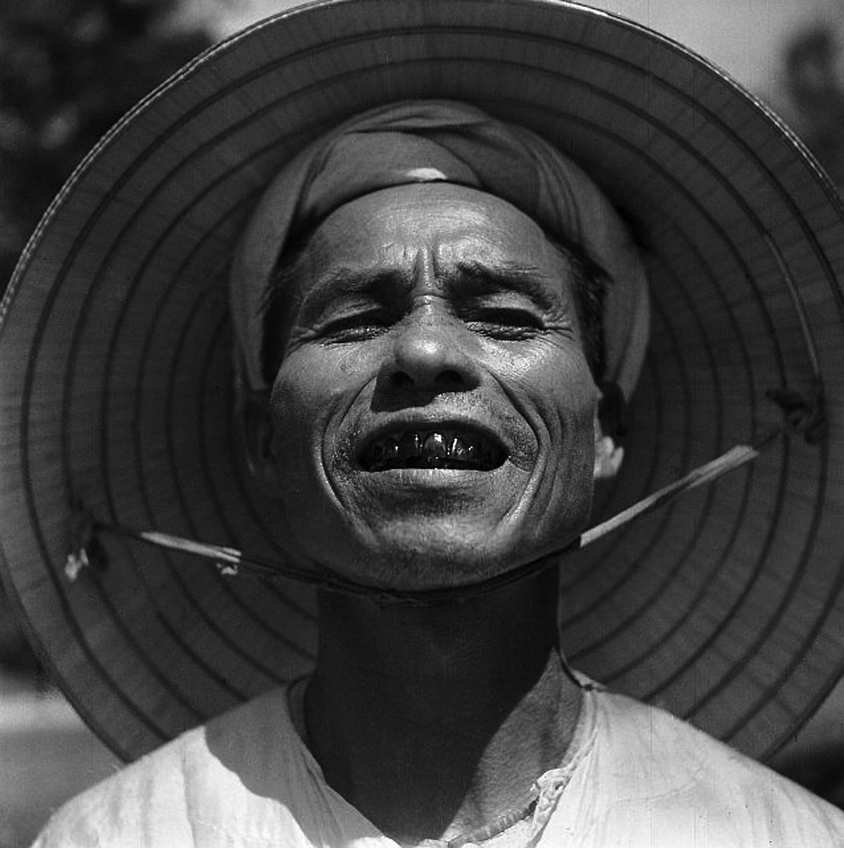 Chân dung một người đàn ông với bộ răng đen bóng do ăn trầu. Ảnh: Michel Huet/ Gamma-Rapho.