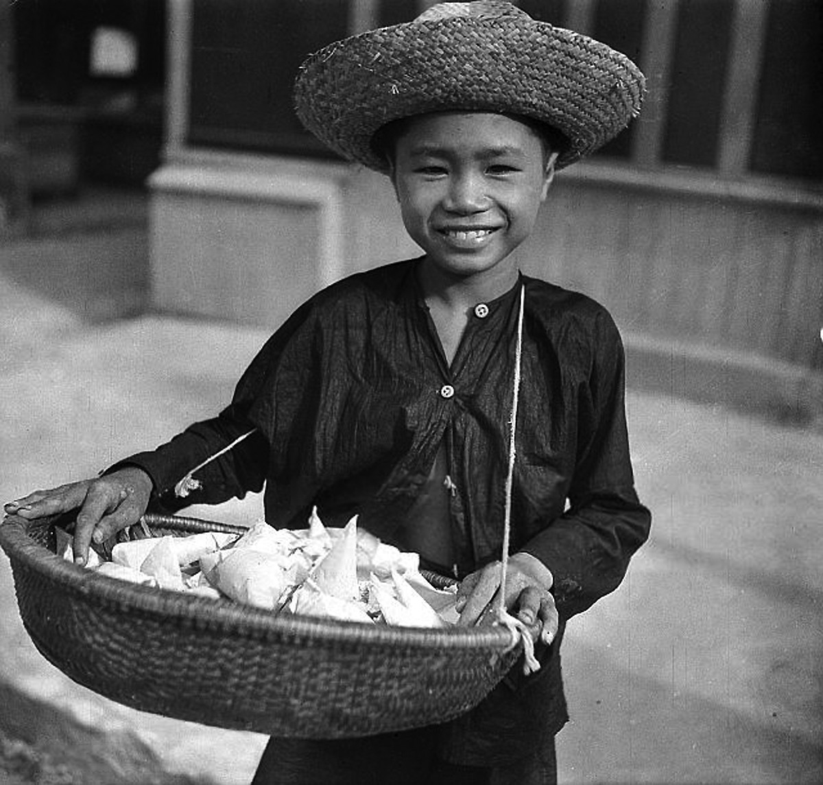 Nụ cười của một cậu bé bán hàng rong. Ảnh: Michel Huet /Gamma-Rapho.