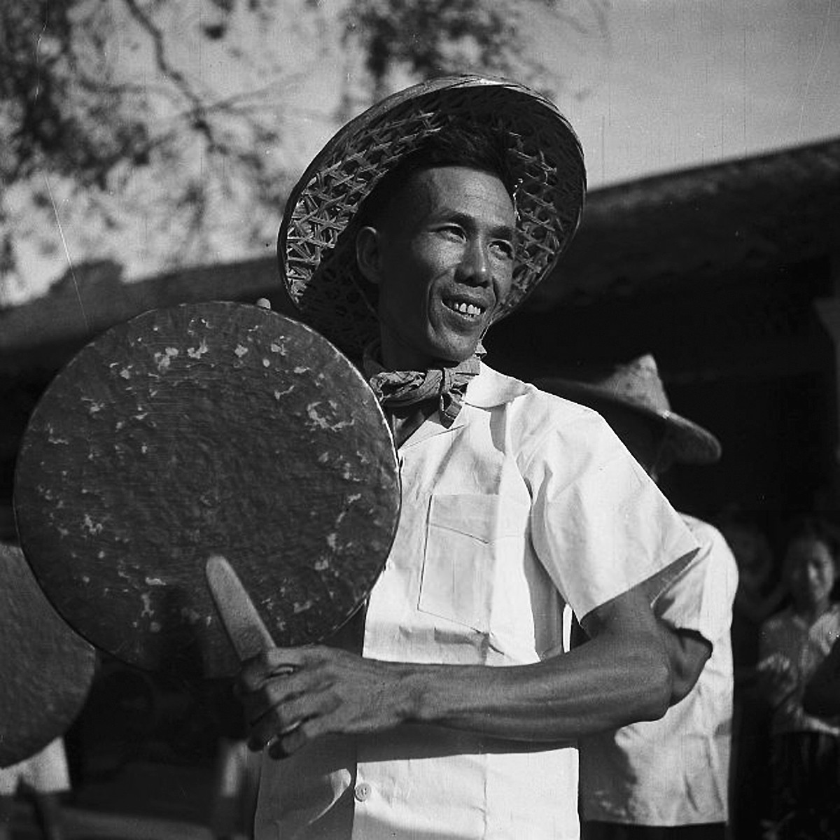 Người gõ thanh la trong gánh hát. Ảnh: Michel Huet /Gamma-Rapho.