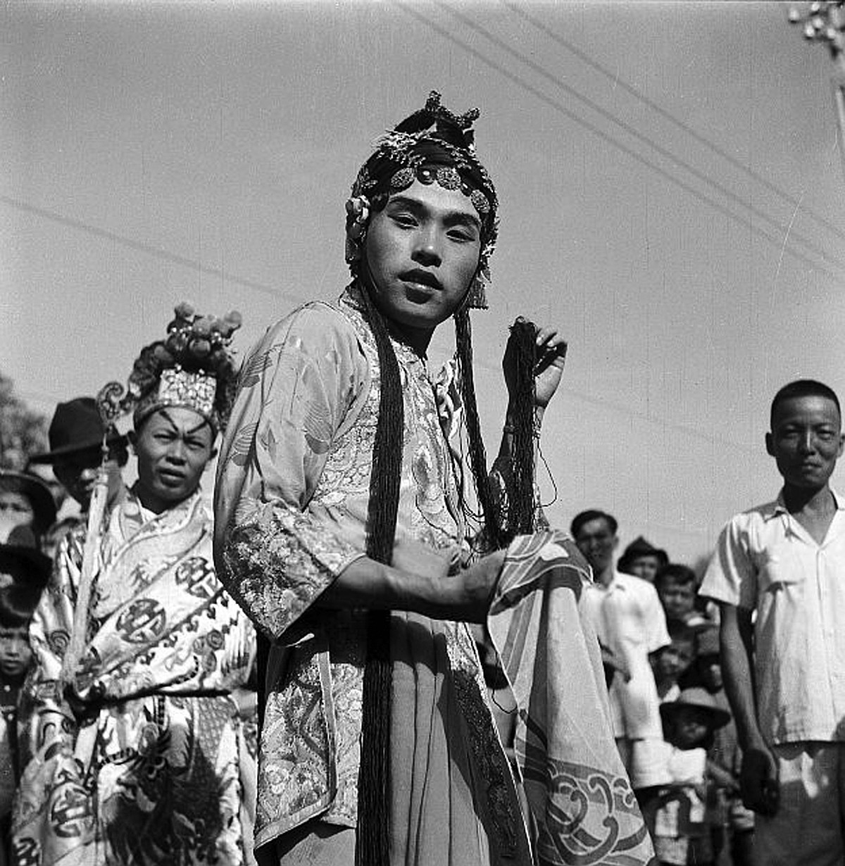 Nam diễn viên tuồng trước buổi diễn. Ảnh: Michel Huet /Gamma-Rapho.