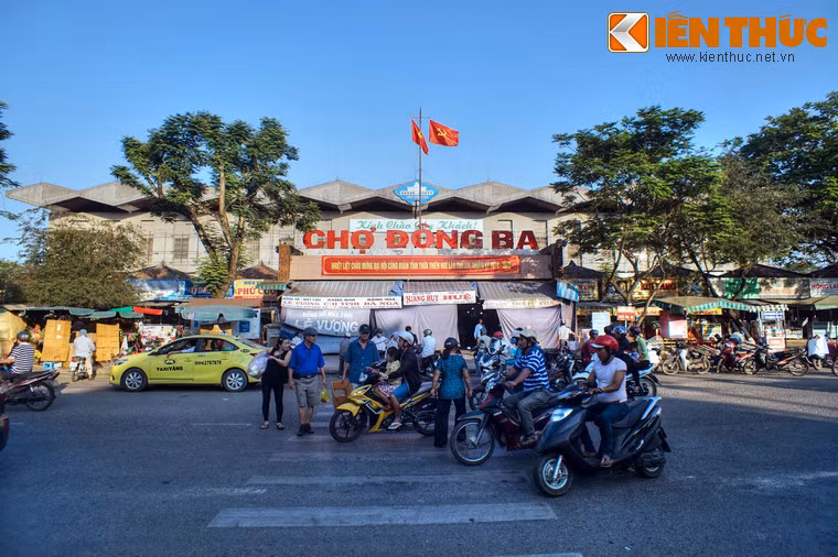 3. Nằm dọc theo bờ Bắc sông Hương của thành phố Huế, chợ Đông Ba có tuổi đời hai thế kỷ, là một trong những địa danh mang tính biểu tượng của Cố đô Huế. Tên thân của chợ Đông Ba là một khu chợ nằm ở cửa Chánh Đông thời vua Gia Long. Năm 1899 chợ được rời ra vị trí hiện tại.