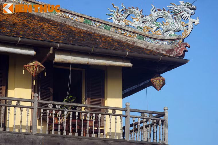 Bốn bờ quyết đắp nổi hình rồng.