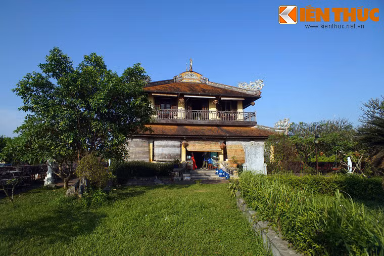 Hai bên Đông và Tây của lầu đều có sân vườn rộng rãi, trồng nhiều cây cối.