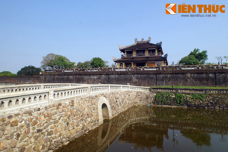 Tiền thân của lầu là một ngôi đình mang tên Tứ Thông, dựng vào năm 1804 đời vua Gia Long, được dùng làm điếm canh của cấm quân ứng trực, bảo vệ Hoàng thành. Ngôi đình này bị triệt giải đời vua Đồng Khánh vì xuống cấp.