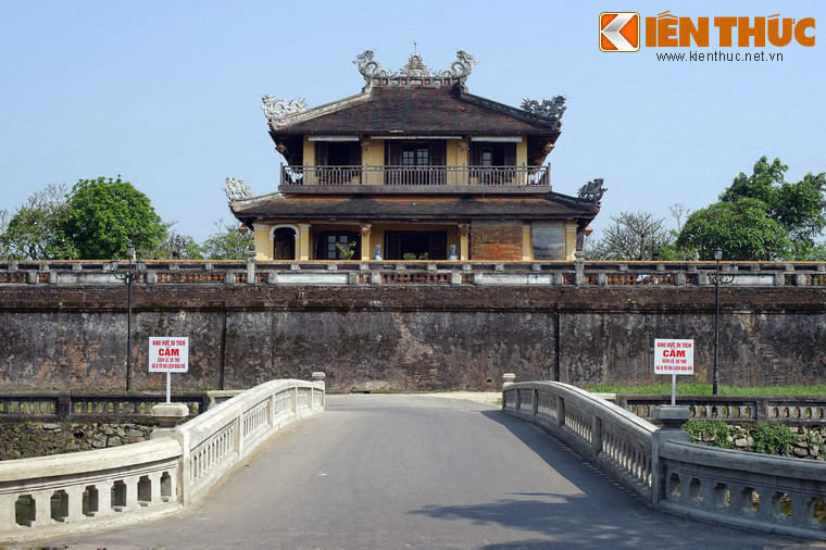 Trên nền đình Từ Thông, vào năm 1923, vua Khải Định cho xây lầu Tứ Phương Vô Sự để chuẩn bị cho lễ mừng thọ "Tứ tuần đại khánh tiết" của mình vào năm 1924. Cái tên Tứ Phương Vô Sự nghĩa là bốn phương yên ổn, thể hiện khát vọng hòa bình, dù chủ quyền triều đại khi đó không còn.