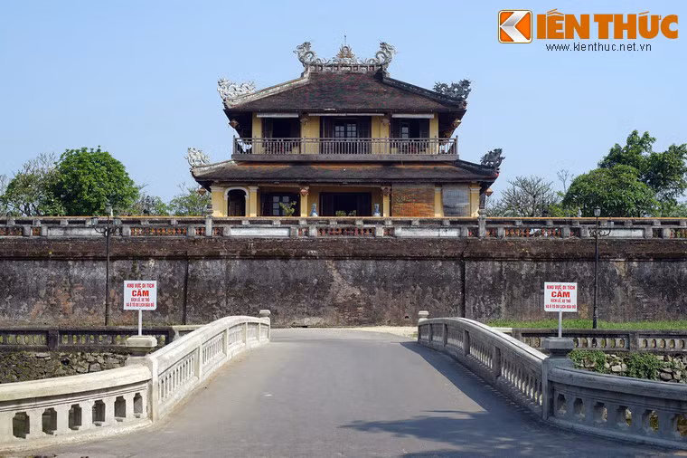 Trên nền đình Từ Thông, vào năm 1923, vua Khải Định cho xây lầu Tứ Phương Vô Sự để chuẩn bị cho lễ mừng thọ "Tứ tuần đại khánh tiết" của mình vào năm 1924. Cái tên Tứ Phương Vô Sự nghĩa là bốn phương yên ổn, thể hiện khát vọng hòa bình, dù chủ quyền triều đại khi đó không còn.