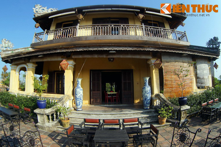 Bốn mặt của hai tầng lầu Tứ Phương Vô Sự đều mở hai cửa sổ và một cửa đi.