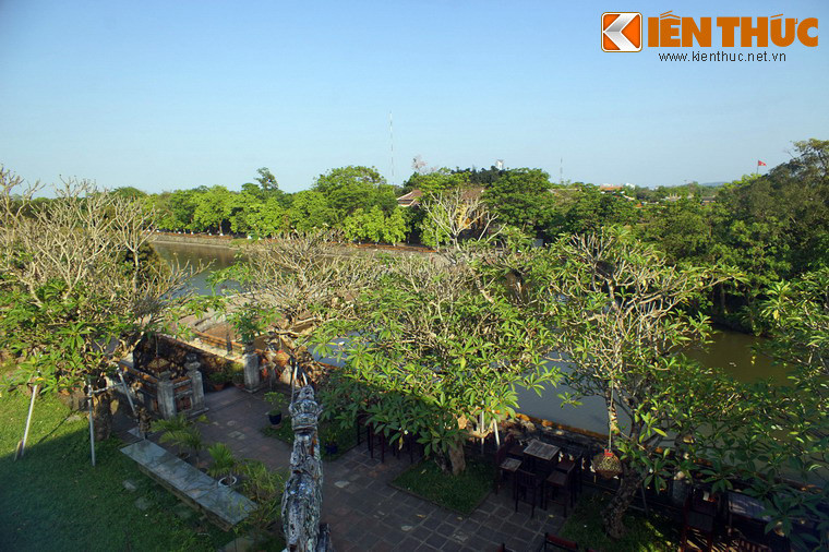 Khung cảnh nhìn từ trên lầu Tứ Phương Vô Sự vào trong Hoàng thành.