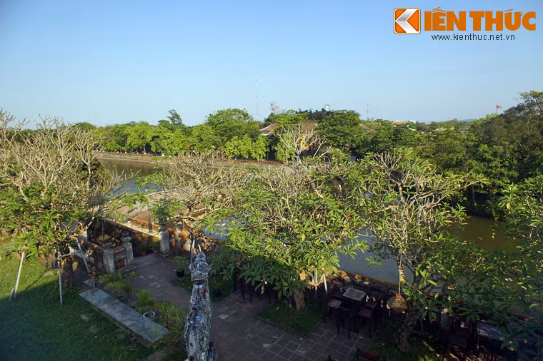 Khung cảnh nhìn từ trên lầu Tứ Phương Vô Sự vào trong Hoàng thành.