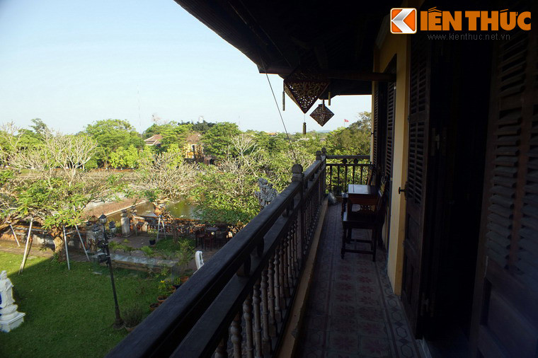 Tầng trên được bao quanh bởi ban công với lan can bằng gỗ.