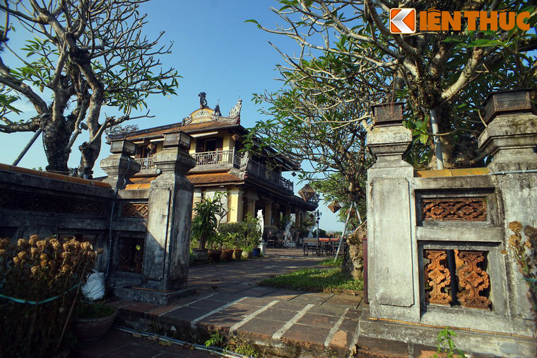 Tòa lầu này được xây hoàn toàn bằng gạch và xi măng, kĩ thuật xây dựng đều mang phong cách châu Âu, khác với lối xây dựng truyền thống của các công trình xây trước đó trong Hoàng thành Huế.