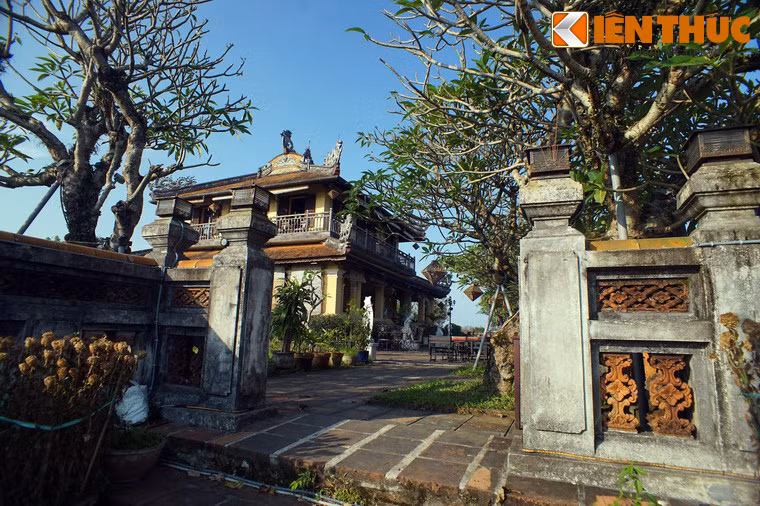 Tòa lầu này được xây hoàn toàn bằng gạch và xi măng, kĩ thuật xây dựng đều mang phong cách châu Âu, khác với lối xây dựng truyền thống của các công trình xây trước đó trong Hoàng thành Huế.