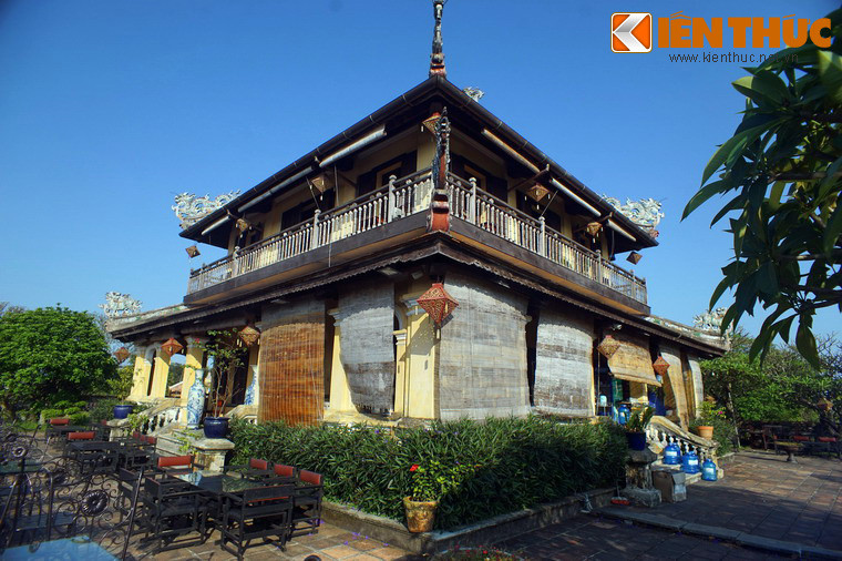 Lầu có hai tầng với diện tích 182m², mang phong cách kiến trúc thuộc địa, giao thoa kiến trúc Á - Âu. Mặt bằng công trình gần như hình vuông, kích thước 14m x 13m.