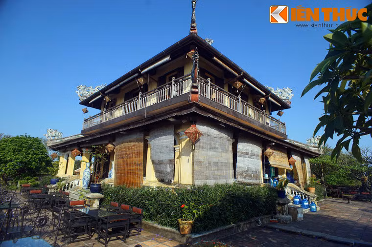 Lầu có hai tầng với diện tích 182m², mang phong cách kiến trúc thuộc địa, giao thoa kiến trúc Á - Âu. Mặt bằng công trình gần như hình vuông, kích thước 14m x 13m.