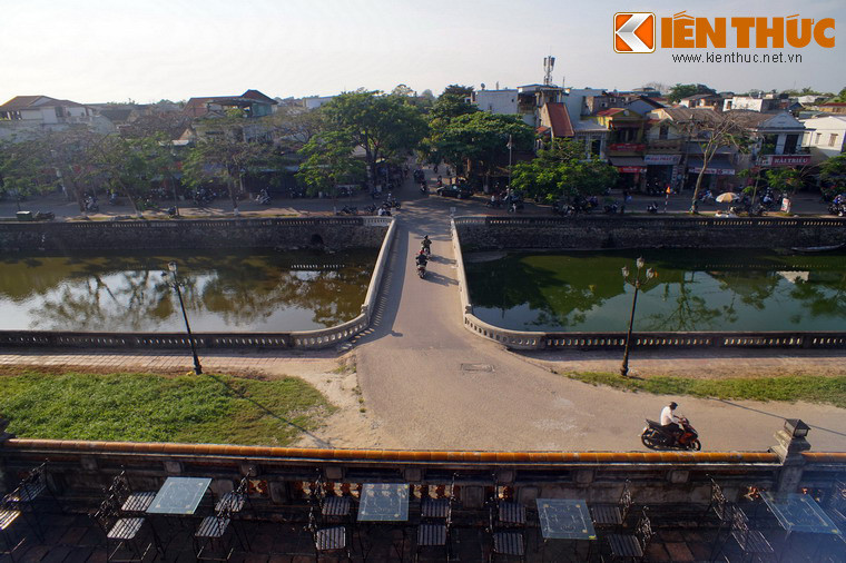 Từ lầu Tứ Phương Vô Sự nhìn ra bên ngoài thành.