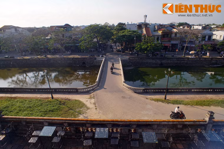 Từ lầu Tứ Phương Vô Sự nhìn ra bên ngoài thành.