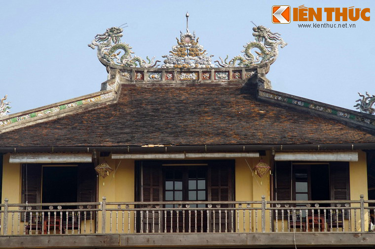 Mái và họa tiết lầu Tứ Phương Vô Sự được trang trí những họa tiết đậm nét kiến trúc thời Nguyễn với hình mặt trời và hai con rồng chầu hai bên theo kiểu hồi long.