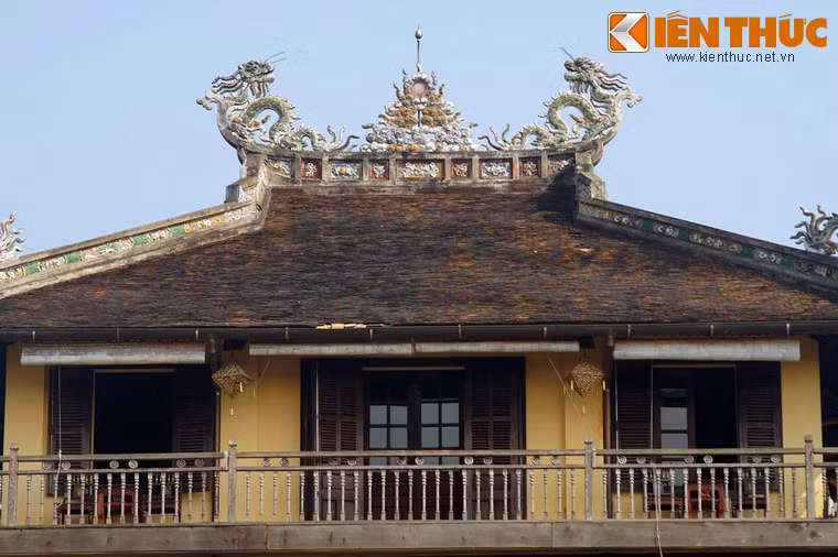 Mái và họa tiết lầu Tứ Phương Vô Sự được trang trí những họa tiết đậm nét kiến trúc thời Nguyễn với hình mặt trời và hai con rồng chầu hai bên theo kiểu hồi long.