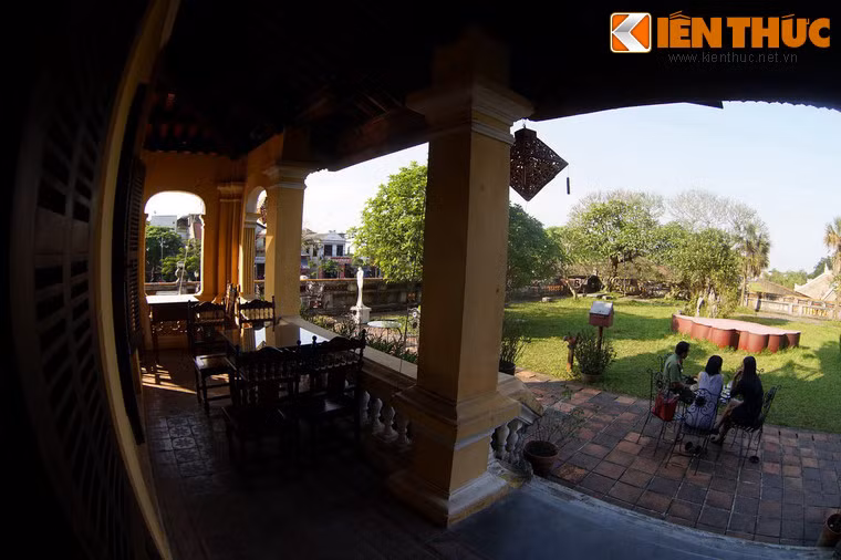 Tầng dưới tòa lầu có hàng hiên xung quanh.