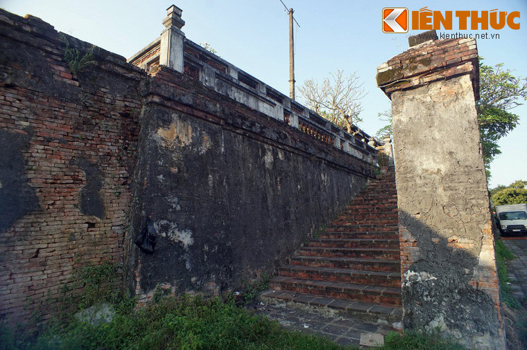 Hai lối lên lầu Tứ Phương Vô Sự nằm hai bên Đài Bắc Khuyết, sát mặt trong tường thành.