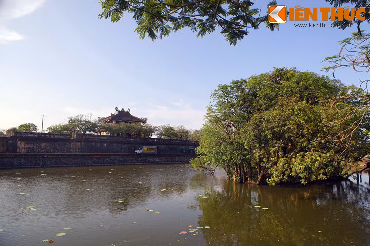 Sau khi nhà Nguyễn kết thúc năm 1945, lầu bị hư hỏng nặng nề và xuống cấp nghiêm trọng.do chịu tác động khắc nghiệt của thiên nhiên và hai cuộc chiến tranh tàn phá ác liệt, đặc biệt là sự kiện Tết Mậu Thân 1968.