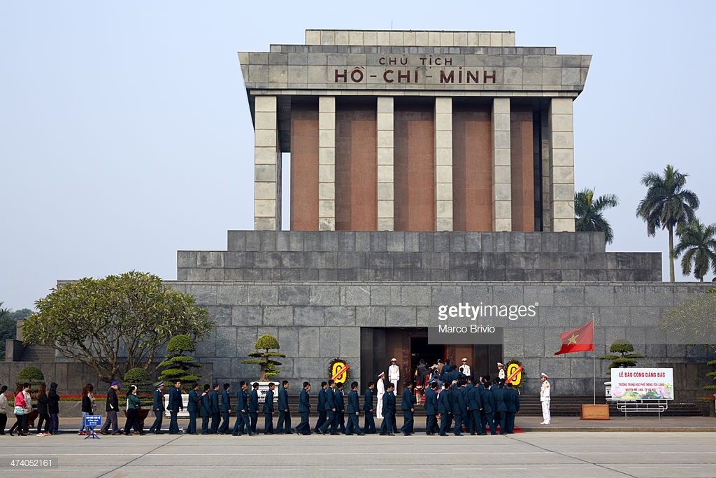 Các sĩ quan trẻ viếng Lăng Bác Hồ trong một buổi lễ báo công ở Quảng trường Ba Đình. Ảnh: Marco Brivio/ Getty.