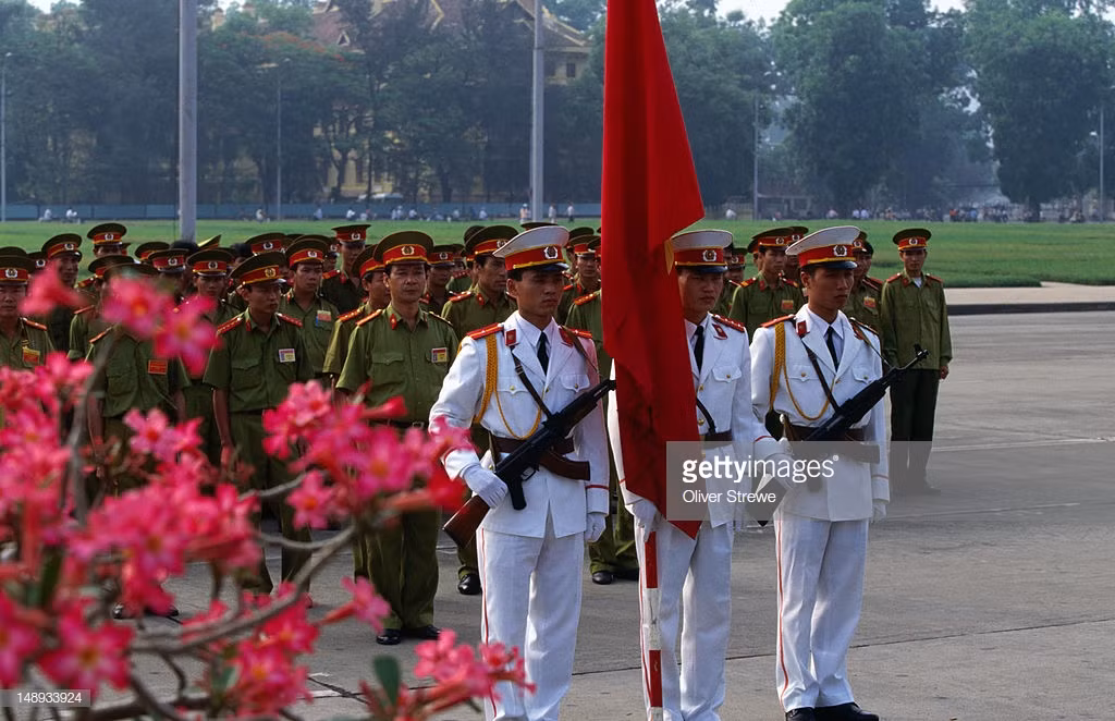 Các chiến sĩ Quân đội Nhân Dân Việt Nam trong một buổi lễ ở Quảng trường Ba Đình. Ảnh: Oliver Strewe/ Getty.