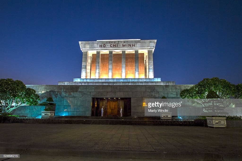 Lăng Bác Hồ sáng đèn khi chiều buông. Ảnh: Marty Windle.