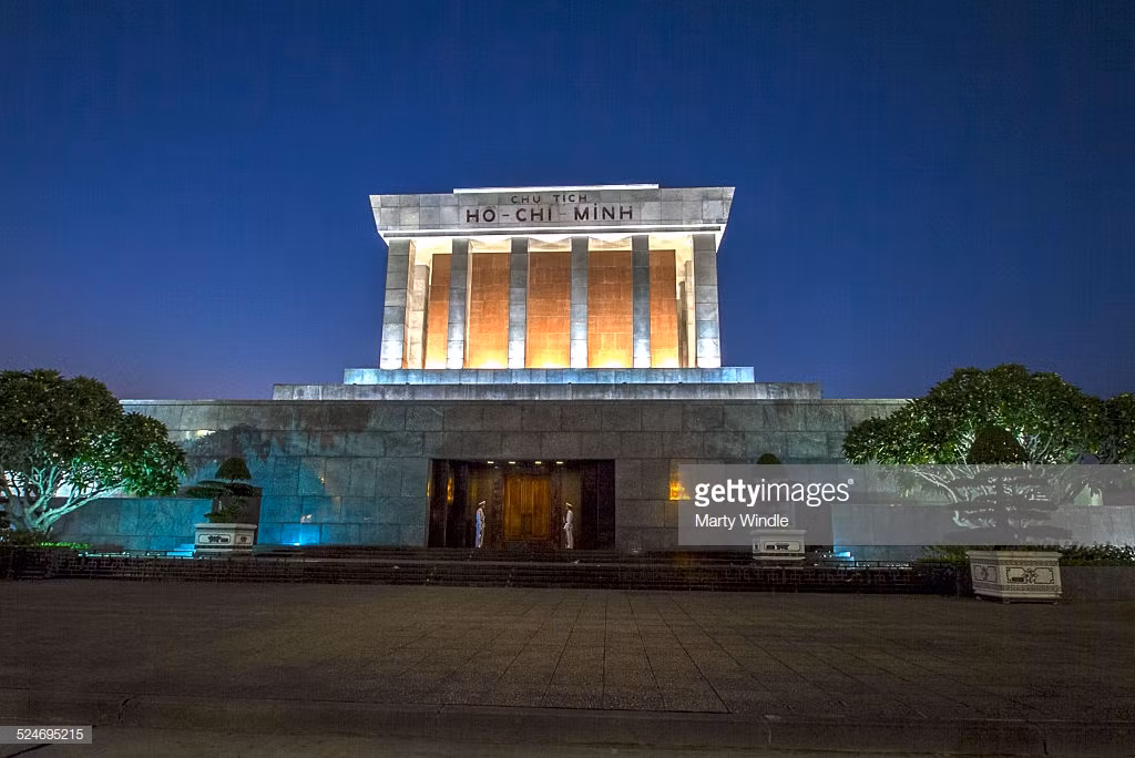 Lăng Bác Hồ sáng đèn khi chiều buông. Ảnh: Marty Windle.