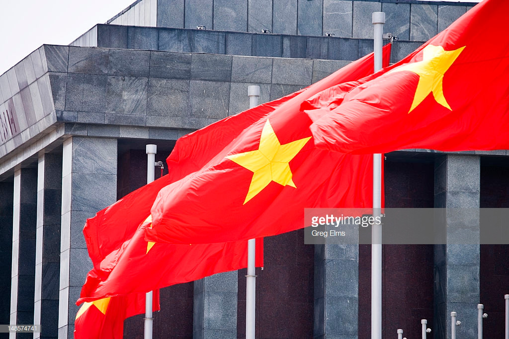 Những lá quốc kỳ Việt Nam tung bay ở quảng trường lộng gió. Ảnh: Greg Elms/ Getty.