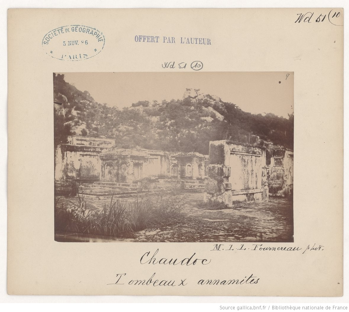 Một khu mộ ở Châu Đốc. Ảnh: Gallica.bnf.fr.