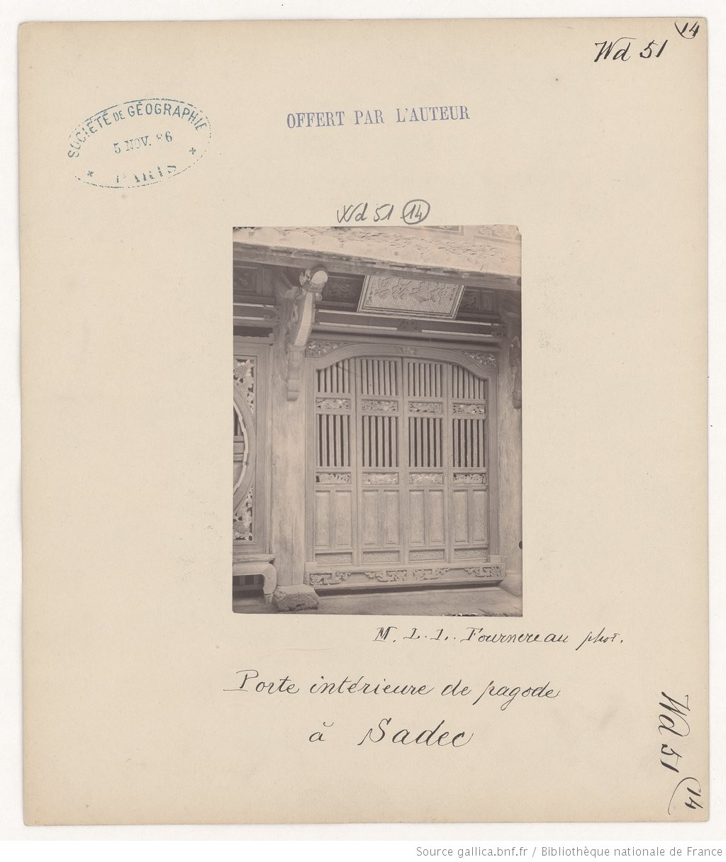 Bộ cửa gỗ của một ngôi chùa ở Sa Đéc. Ảnh: Gallica.bnf.fr.