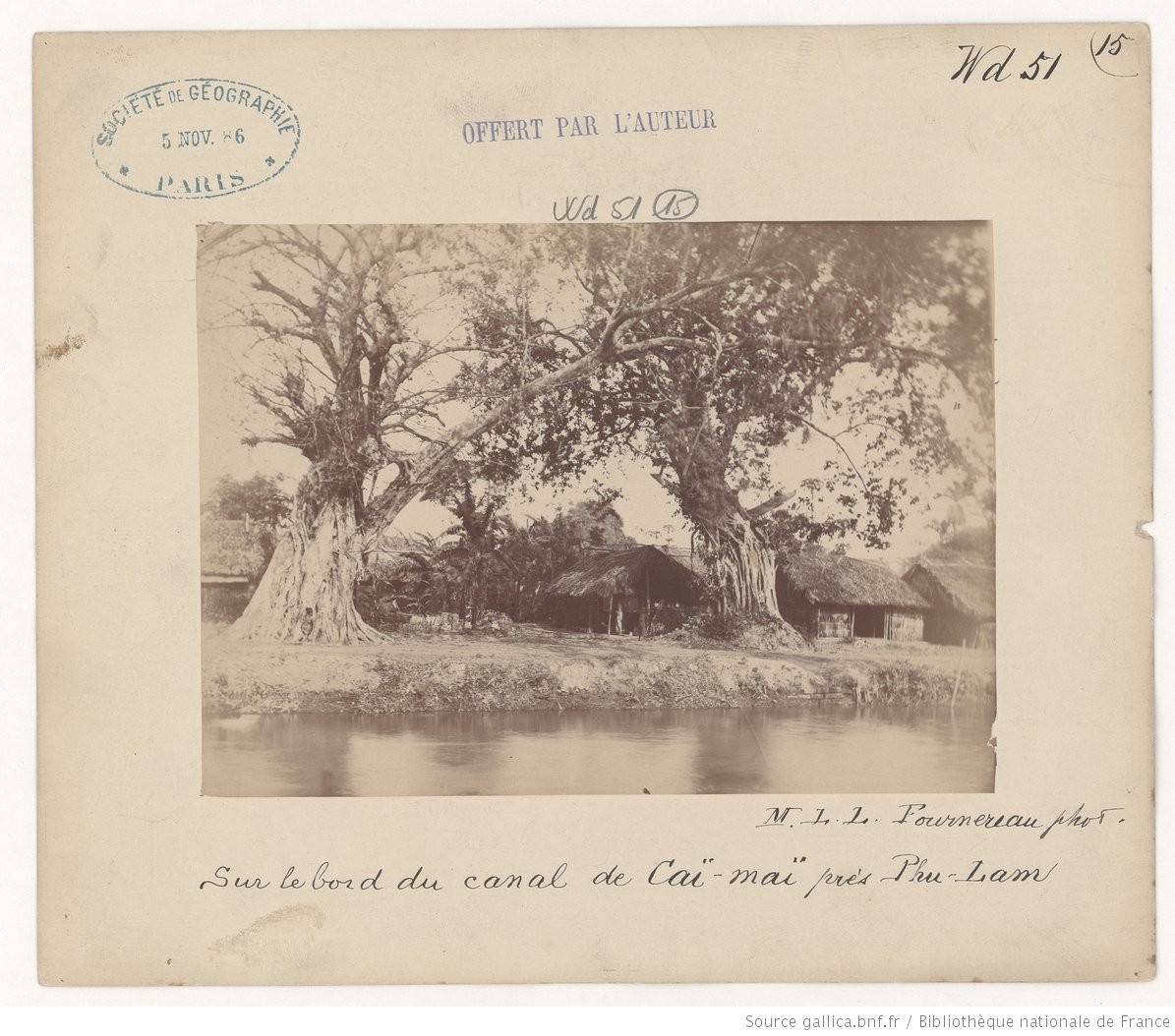 Trên bờ rạch Cây Mai, gần Phú Lâm, Chợ Lớn. Ảnh: Gallica.bnf.fr.
