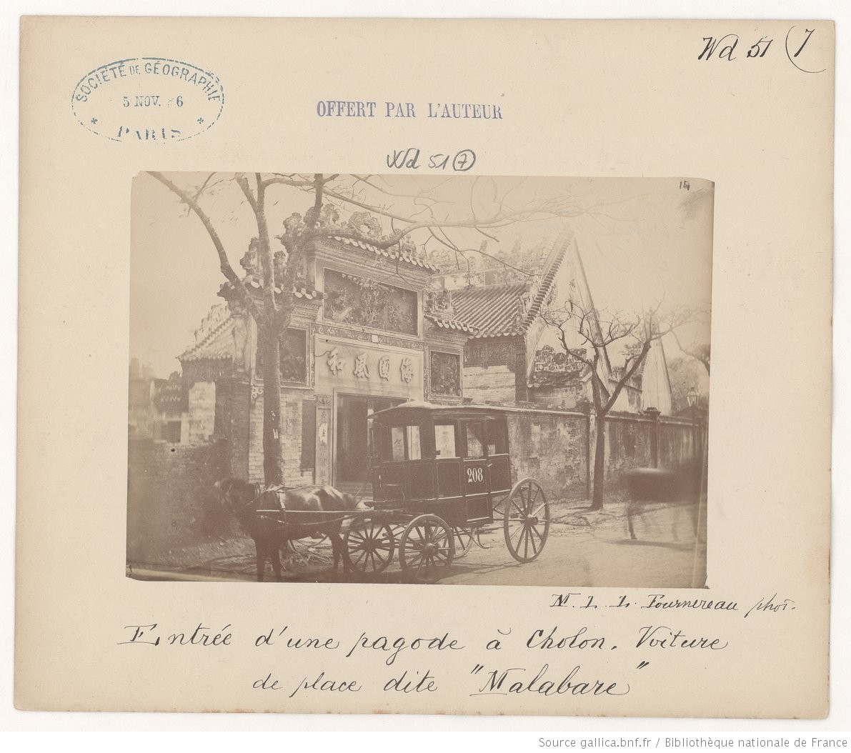 Ngoài cổng một ngôi chùa ở Chợ Lớn. Ảnh: Gallica.bnf.fr.