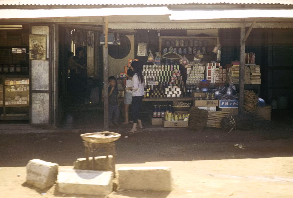 Một cửa hàng tạp hóa với nhiều loại đồ hộp của Mỹ được bày bán. Ảnh: Ron Holder.