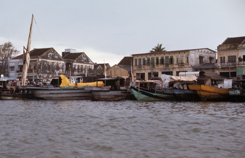 Khung cảnh ở bờ sông Hàn. Ảnh: Ron Holder.