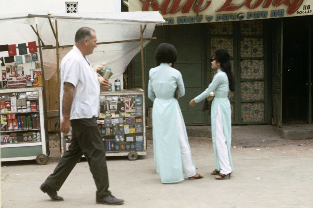 Trước cửa ngôi nhà số 118 Độc Lập. Ảnh: Ron Holder.