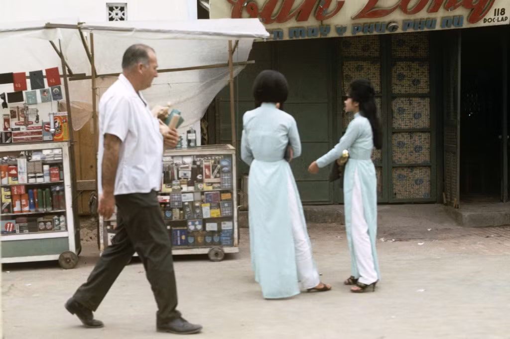 Trước cửa ngôi nhà số 118 Độc Lập. Ảnh: Ron Holder.