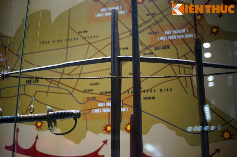 Các vũ khi thô sơ như nỏ, ná, cây độc được sử dụng tại các chiến khu năm 1945.