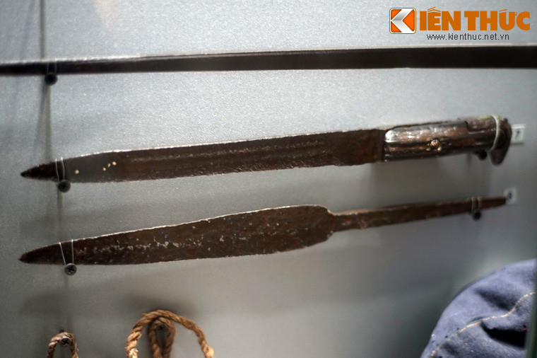 Dao găm được các chiến sĩ sử dụng khi tham gia giành chính quyền tháng 8/1945 tại huyện Bình Chánh. Dưới chiếc dao găm là mũi giáo tự tạo của ông Nguyền Văn Hơn huyện Hóc Môn, sử dụng trong đấu tranh cách mạng ở Tham Lương năm 1945.