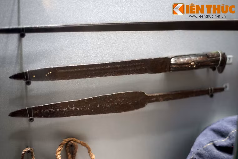 Dao găm được các chiến sĩ sử dụng khi tham gia giành chính quyền tháng 8/1945 tại huyện Bình Chánh. Dưới chiếc dao găm là mũi giáo tự tạo của ông Nguyền Văn Hơn huyện Hóc Môn, sử dụng trong đấu tranh cách mạng ở Tham Lương năm 1945.